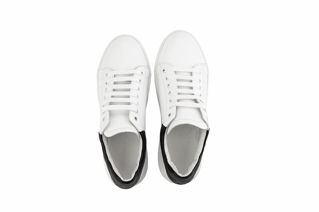 Tênis de couro branco Estilo casual feminino Cadarço branco e solas de borracha branca Closeup isolado no fundo branco Vista superior Sapatos de moda