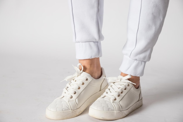 Tênis de couro branco feminino na moda Sapatos elegantes Design casual Botas bonitas para todas as condições climáticas roupas casuais