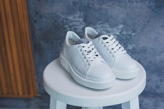 Tênis de couro feminino branco closeup nova coleção de sapatos de couro de verão feminino