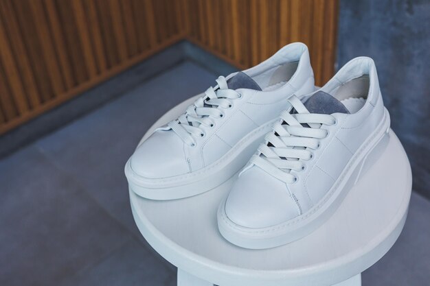 Tênis de couro feminino branco closeup nova coleção de sapatos de couro de verão feminino