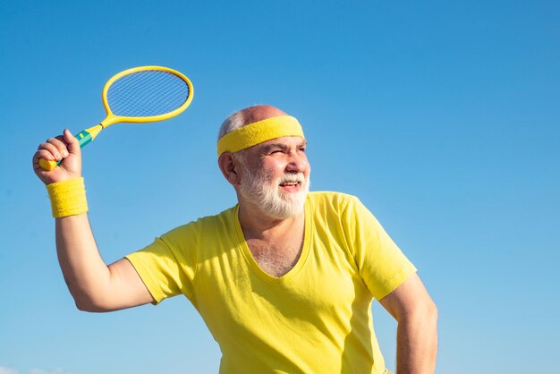 El tenis es divertido. El jugador de tenis mayor que cumple años no es excusa para aflojar en su salud c ...