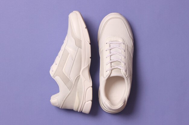 Tênis feminino em uma vista superior de fundo colorido. Sapatos femininos. Foto de alta qualidade