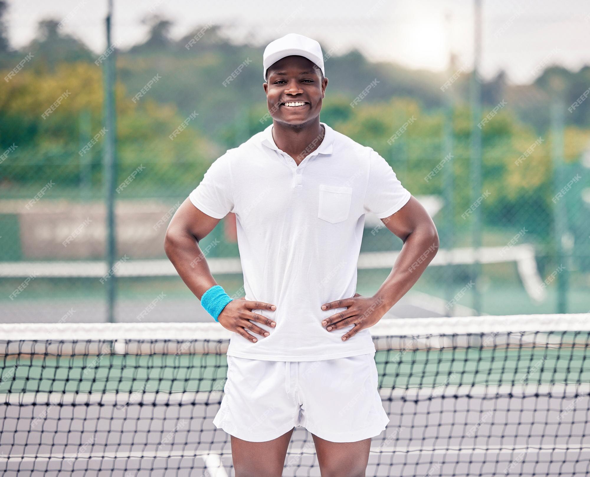 Homem de tênis e equipe está pronto em uma quadra para jogo e exercício com  bem-estar na índia atleta masculino juntos e competição de raquete com  aptidão para um desafio com um treino ao ar livre