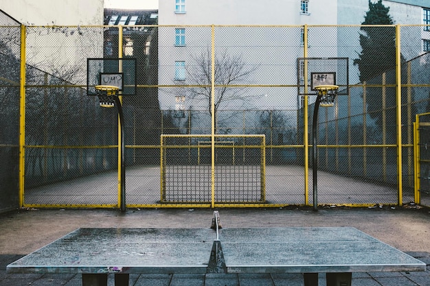 Tenis de mesa por campo de fútbol en el parque