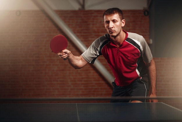 Foto tenis de mesa, jugador en acción, pelota con rastro