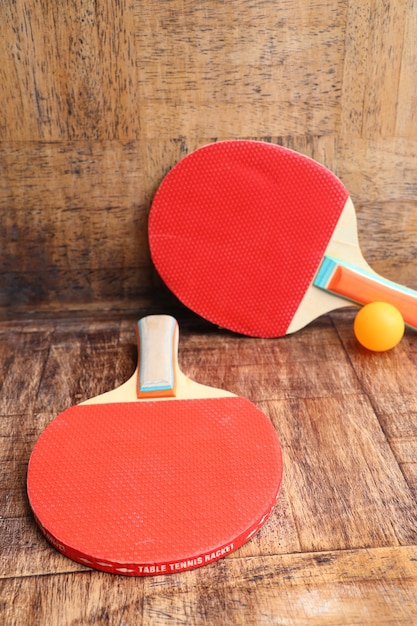 Foto tenis de mesa raqueta roja