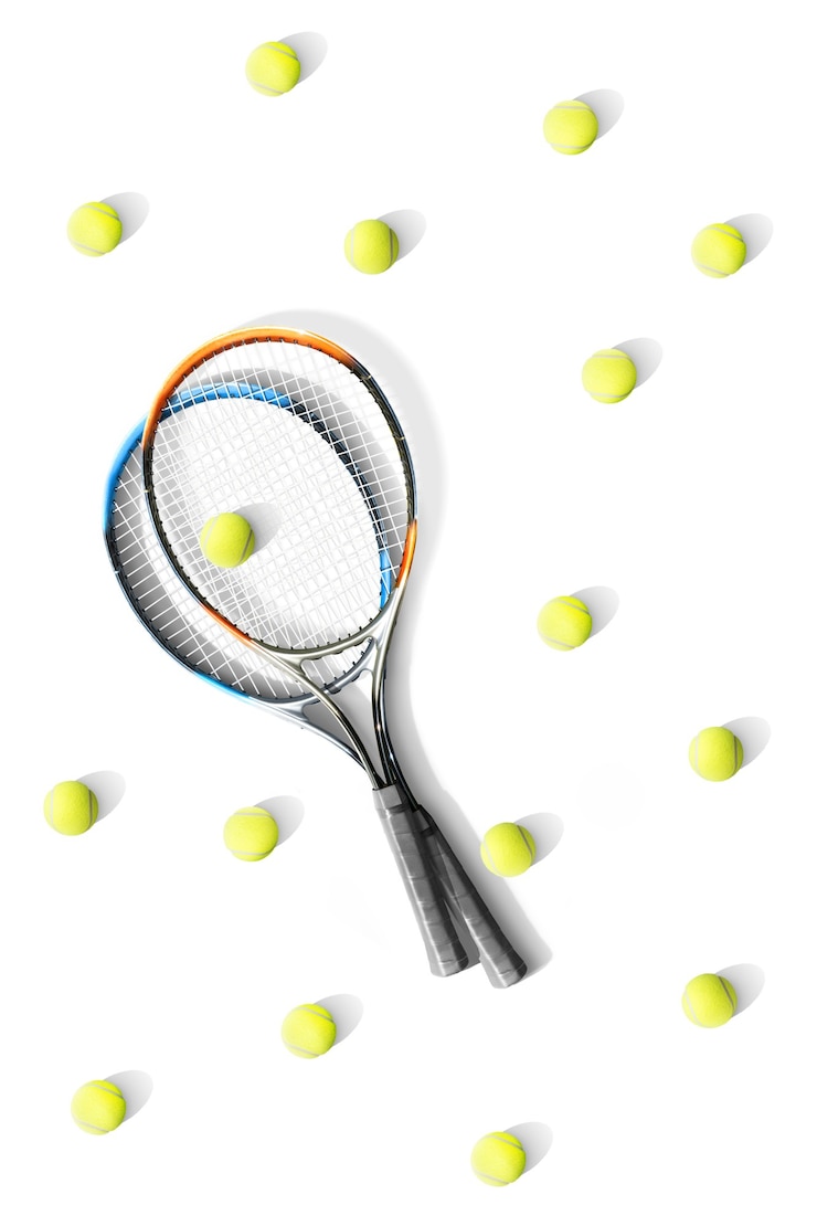 Foto tenis. raquetas de tenis y pelotas el fondo blanco. aislado. deporte