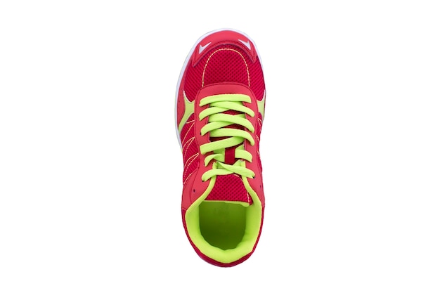 Tênis vermelho com cadarços verdes em uma sola branca Sapatos esportivos em fundo branco