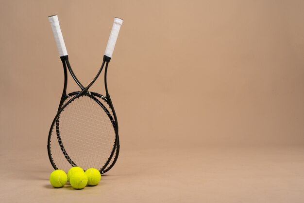 Foto tenista equipo deportivo. raqueta de tenis y pelota