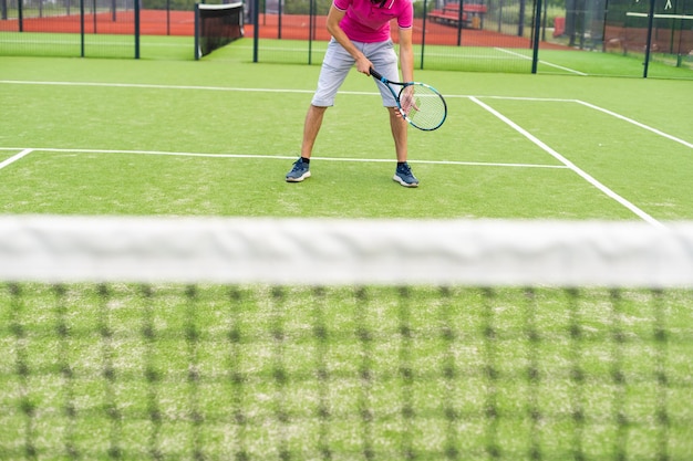 Tenista masculino en la cancha de tenis