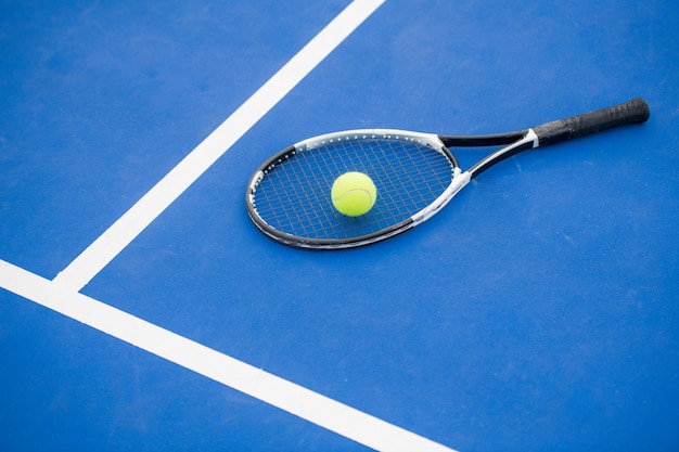 Tennis-Konzept auf Blau