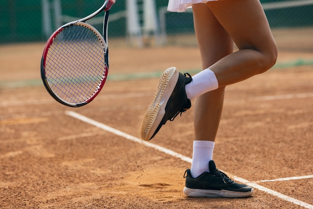 Tennis-Wettbewerb. Spielerin am Sandtennisplatz