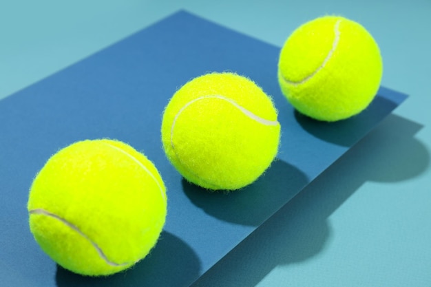 Tennisbälle auf blauem Hintergrund mit zwei Tönen