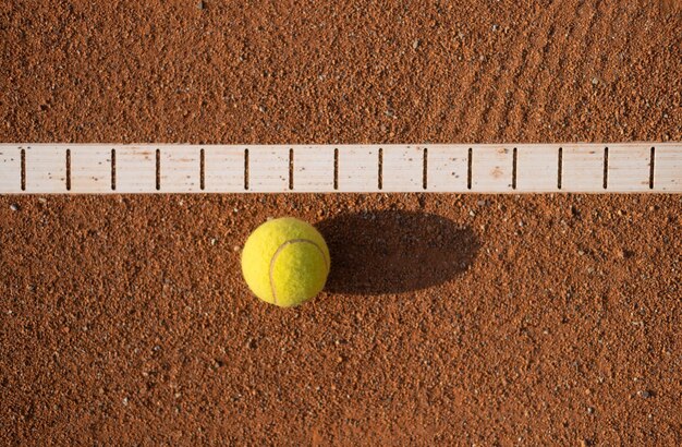 Foto tennisball auf dem platz sportgeräte für einen aktiven lebensstil ball und platz als hintergrund