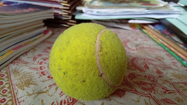 Foto tennisball auf dem tisch