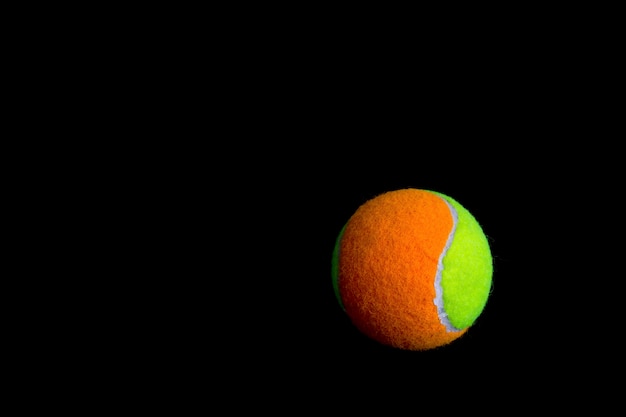 Tennisball auf schwarzem Hintergrund