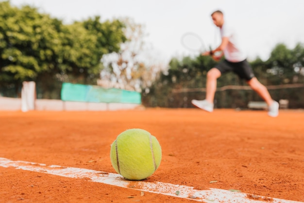 Tennisball, der auf den Boden legt