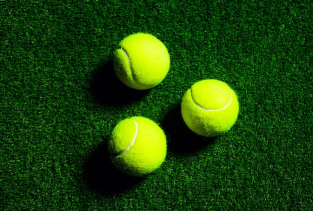 Tennisball isoliert auf Schwarz mit dramatischer Beleuchtung