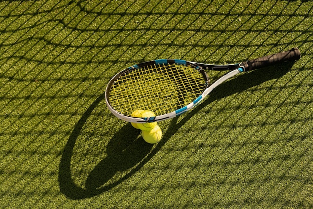 Tennisball mit Schläger auf dem Schläger auf dem Tennisplatz.