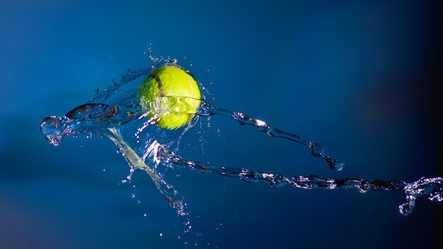 Tennisball und Wasserspritzer