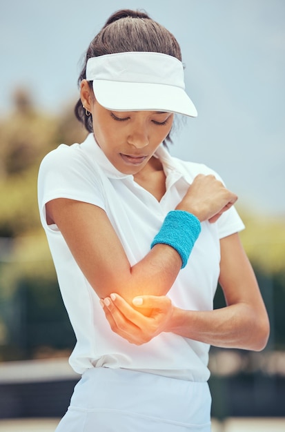 Tennisfrau Ellbogenschmerzen und abstrakte Verletzungen auf dem Sportplatz im Wellness-Übungstraining und Gesundheitstraining Fitness-Stress-Burnout und medizinischer Notfall oder Armunfall für Sportler im Match-Spiel