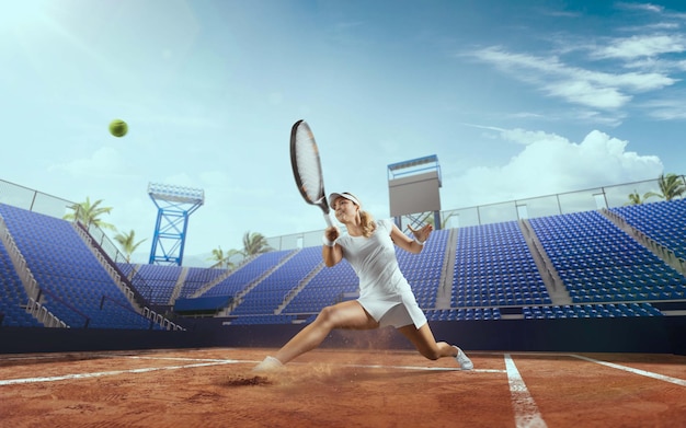 Tennismädchen auf einem professionellen Tennisplatz