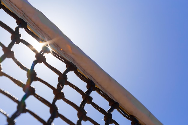 Tennisnetz am blauen Himmel