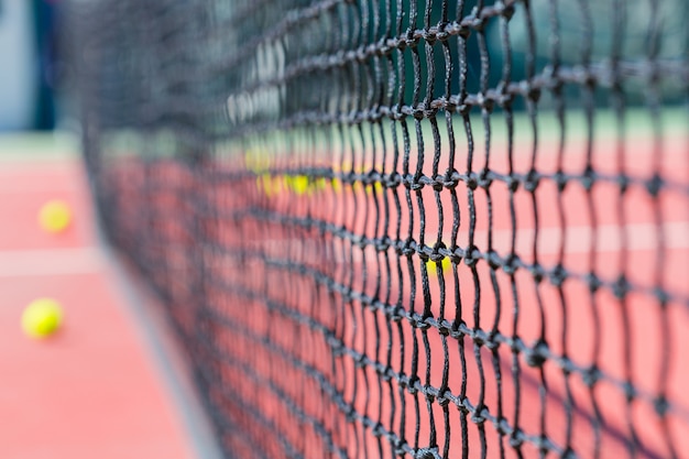 Tennisnetz auf einem Tennisplatz