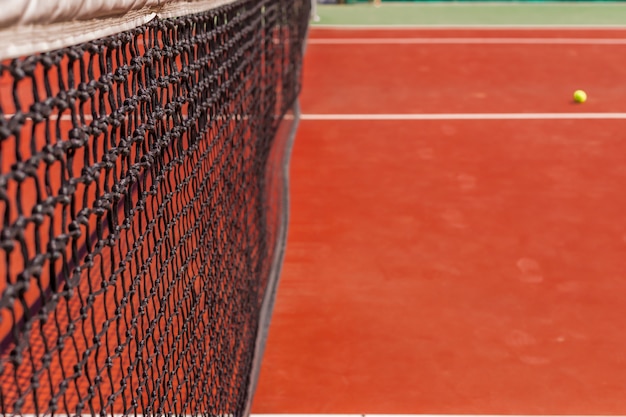 Tennisnetz auf einem Tennisplatz