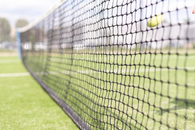 Tennisnetz und Platz. Tennis spielen. Gesunder Lebensstil