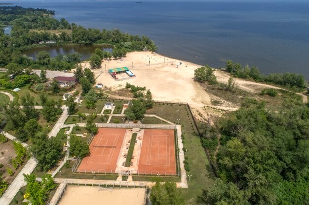 Tennisplätze am Strand