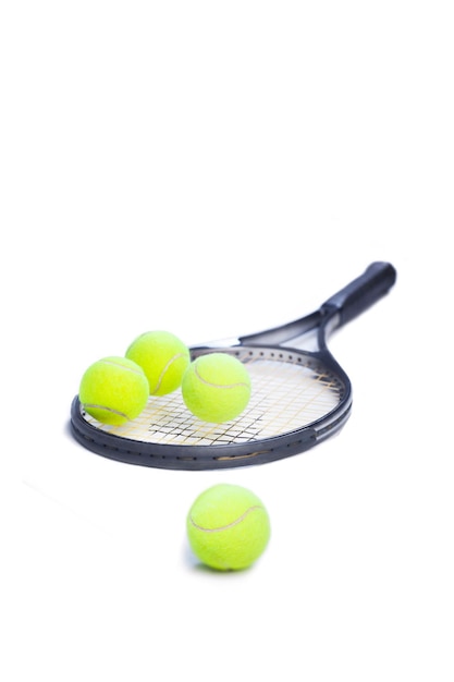 Tennisschläger mit gelben Kugeln auf weißem Hintergrund