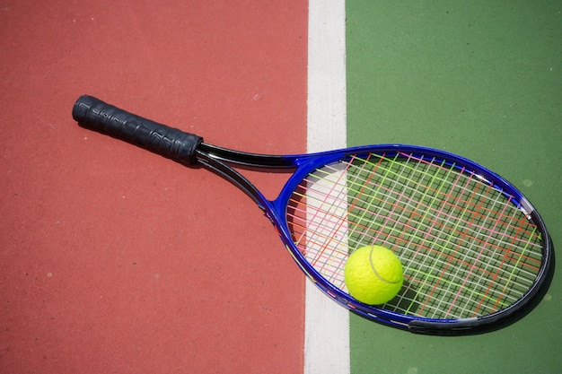 Tennisschläger und Bälle auf dem Tennisplatz