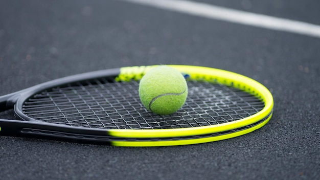 Tennisschläger und Tennisball. Bild mit selektivem Fokus