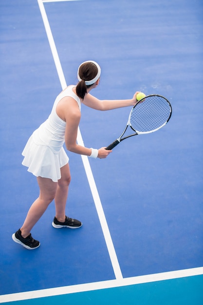 Tennisspieler, der Ball im Gericht dient