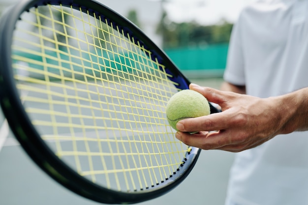 Tennisspieler, der Ball serviert