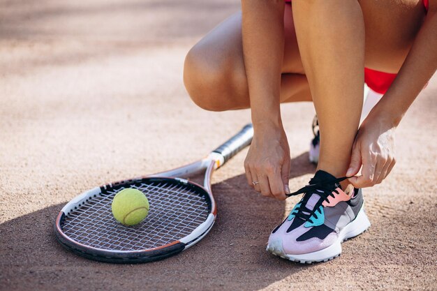 Foto tennisspieler der jungen frau am gericht