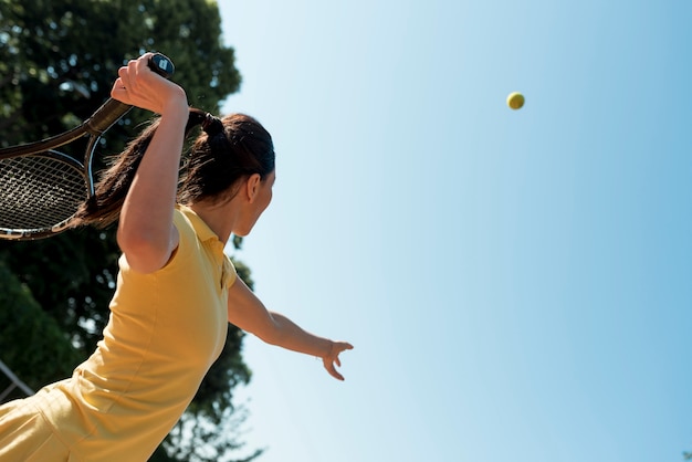 Tennisspieler mit ihrem Schläger