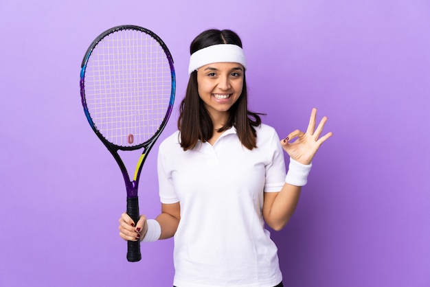Tennisspielerin der jungen Frau über vereinzelt, das ok Zeichen mit den Fingern zeigt