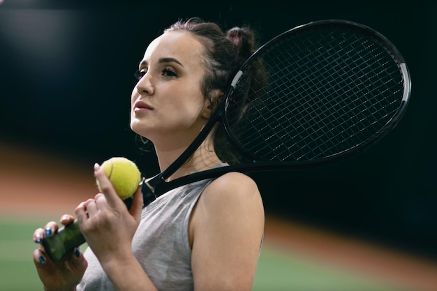 Tennisspielerin spielt Training mit Schläger und Ball am Hof