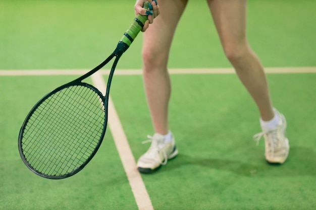 Tennisspielerin spielt Training mit Schläger und Ball am Hof