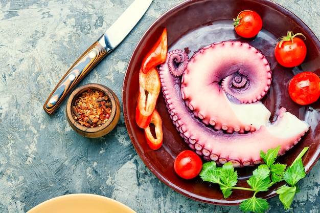 Tentáculo crudo de un pulpo.