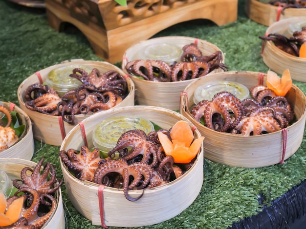 Tentáculos de polvo grelhado com molho de frutos do mar