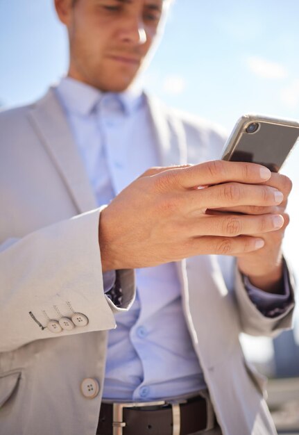 Tentando encontrar direções foto de um jovem empresário usando um celular na cidade