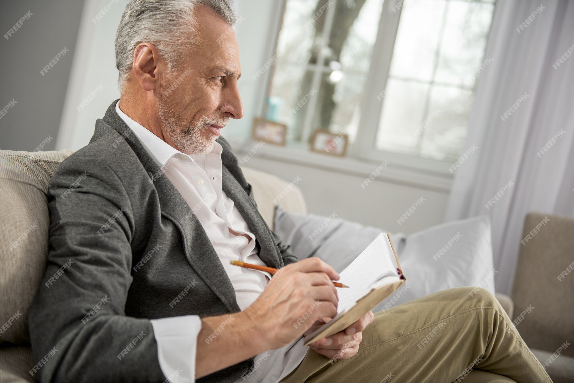 Tempo Juntos. Positivo Inteligente Sênior Homem Sentado Em Frente