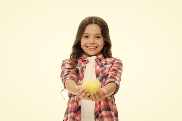 Tentempié de vitamina de manzana Chica linda de pelo largo y rizado tiene fondo blanco de fruta de manzana Niño niña ropa casual tiene manzana Niño niño cara feliz como manzana Dieta de nutrición saludable Concepto de merienda escolar