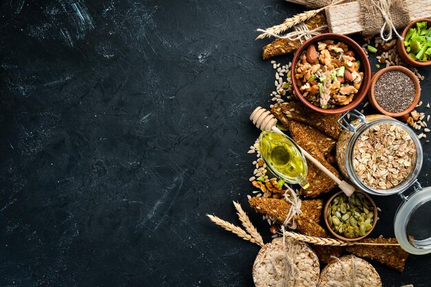 Tentempiés saludables Lino muesli de avena Sobre un fondo negro Vista superior Espacio libre para el texto