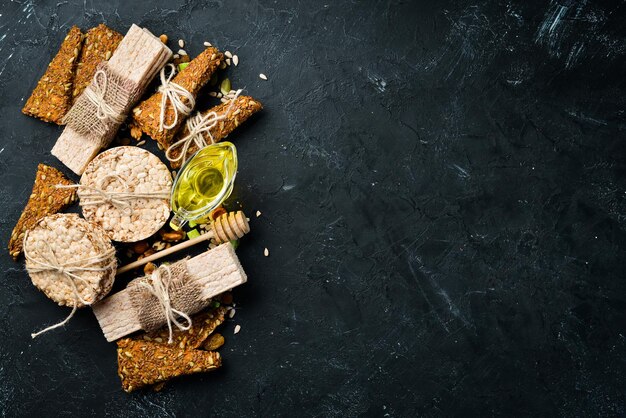 Tentempiés saludables Lino muesli de avena Sobre un fondo negro Vista superior Espacio libre para el texto