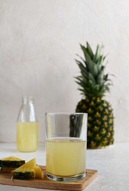 El tepache es una bebida fermentada hecha a base de piña, azúcar y especias.