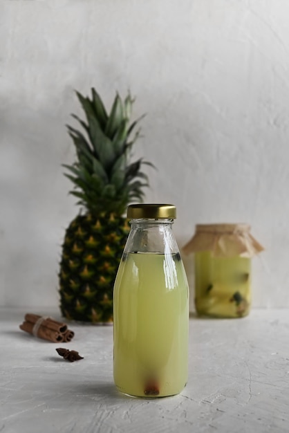 El tepache es una bebida fermentada hecha a base de piña, azúcar y especias.